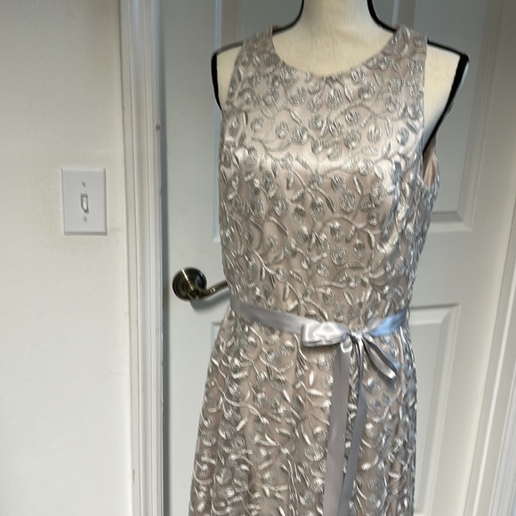 Lovely Tahari Semi-formal Dress~ Size 12. EC - Picture 2 of 10